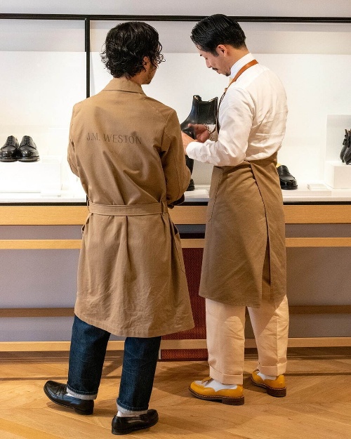 ジェイエムウエストン 青山店でScye製作のスタッフユニフォーム導入、“コインローファー”エプロンコピー ジェイエムウエストン 青山店でScye製作のスタッフユニフォーム導入、“コインローファー”エプロンコピー