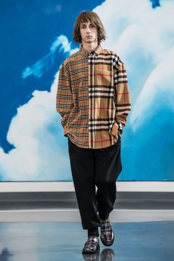 バーバリー×ゴーシャ ラブチンスキー18年秋冬、トレンチコートやウールシャツ、ローファーなどコピー