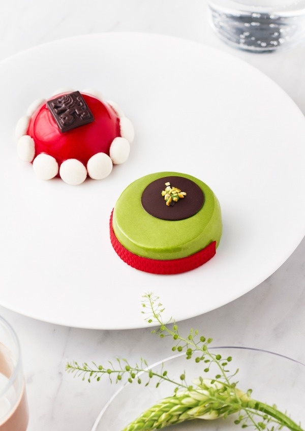 アトリエ ドゥ ゴディバの春限定スイーツ、ホワイトチョコ＆ベイクドチーズケーキに苺コンポートコピー