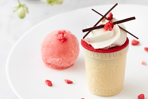 アトリエ ドゥ ゴディバの春限定スイーツ、ホワイトチョコ＆ベイクドチーズケーキに苺コンポート