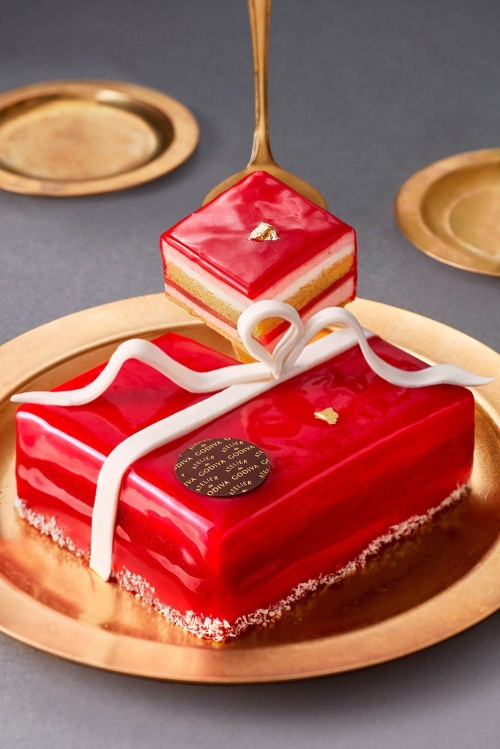 アトリエ ドゥ ゴディバのクリスマススイーツ、ホワイトチョコのリボンを飾ったケーキやサンタマカロンコピー