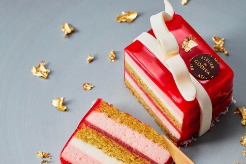 アトリエ ドゥ ゴディバのクリスマススイーツ、ホワイトチョコのリボンを飾ったケーキやサンタマカロン