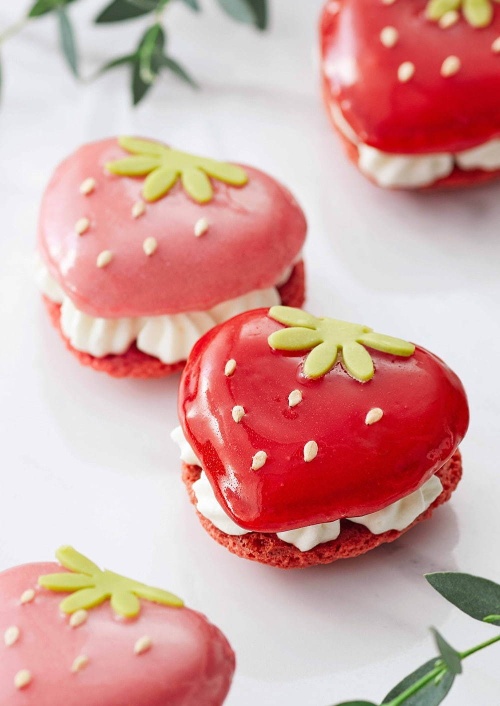 アトリエ ドゥ ゴディバのホワイトデースイーツ、“花”を飾ったストロベリーケーキ＆いちご型マカロンコピー
