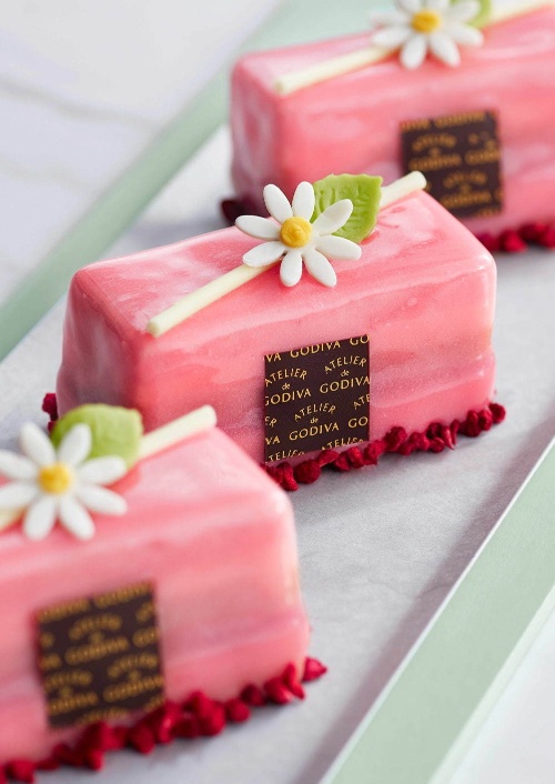 アトリエ ドゥ ゴディバのホワイトデースイーツ、“花”を飾ったストロベリーケーキ＆いちご型マカロンコピー