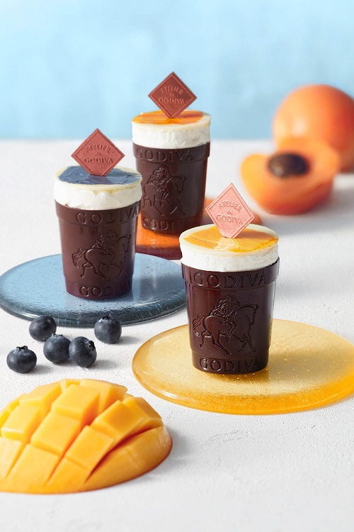 アトリエ ドゥ ゴディバの夏限定スイーツ、クリームをサンドしたレモンマカロンや魚モチーフのチョココピー