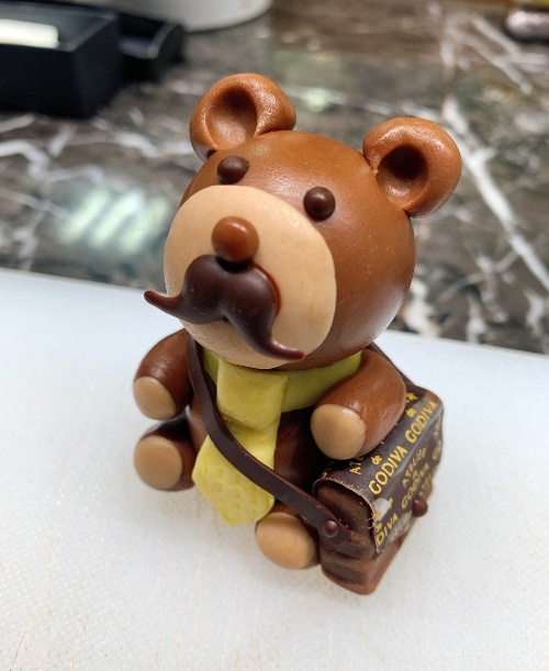 アトリエ ドゥ ゴディバ父の日スイーツ、お父さんのネクタイを添えたパッションフルーツのムースコピー