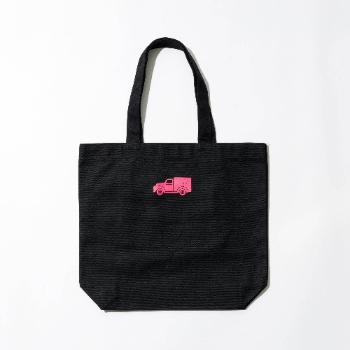 アダム エ ロペ×ゴディバの”チョコ色”Tシャツ、ピンクのバンのグラフィック入りコピー