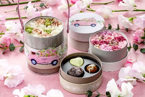 ゴディバ × ニコライ バーグマンのバレンタイン、“ピンク”のプリザーブドフラワーがチョコとセットに