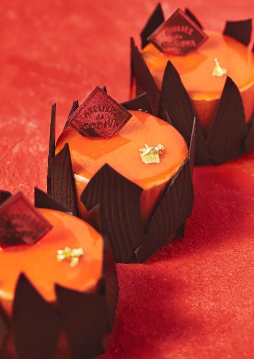 アトリエ ドゥ ゴディバのクリスマス限定スイーツ、ブッシュ ド ノエルやチョコ＆オレンジの生ケーキコピー