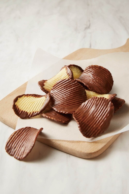 ゴディバの新作「ポテトチップス チョコレート」塩味の効いたポテトチップスに濃厚チョコレートをコピー