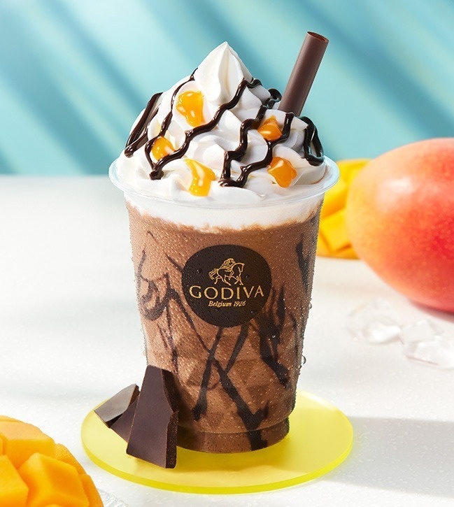 ゴディバ新作「ショコリキサー ダークチョコレート マンゴー」“果肉入り”マンゴーソースをミックスコピー