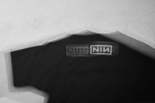 ビオトープとコモリがロックバンド「ナイン・インチ・ネイルズ」とコラボ、アルバムモチーフTシャツなどコピー ビオトープとコモリがロックバンド「ナイン・インチ・ネイルズ」とコラボ、アルバムモチーフTシャツなどコピー