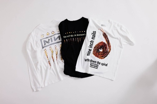 ビオトープとコモリがロックバンド「ナイン・インチ・ネイルズ」とコラボ、アルバムモチーフTシャツなどコピー ビオトープとコモリがロックバンド「ナイン・インチ・ネイルズ」とコラボ、アルバムモチーフTシャツなどコピー