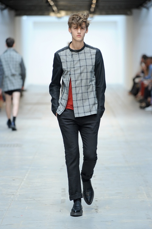 最新技術で実現するスーパーモダンなテーラードスタイル コスチューム ナショナル オム（CoSTUME NATIONAL HOMME）、2012年春夏コレクションコピー