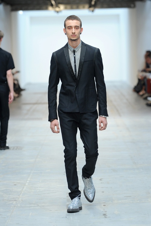 最新技術で実現するスーパーモダンなテーラードスタイル コスチューム ナショナル オム（CoSTUME NATIONAL HOMME）、2012年春夏コレクションコピー
