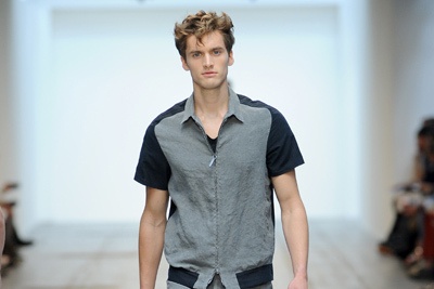 最新技術で実現するスーパーモダンなテーラードスタイル コスチューム ナショナル オム（CoSTUME NATIONAL HOMME）、2012年春夏コレクション