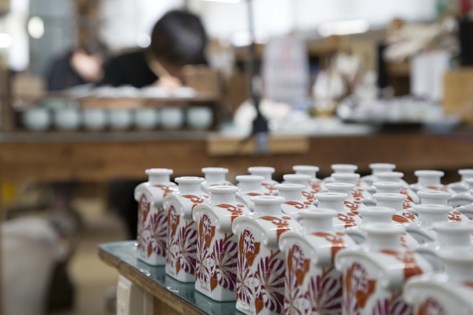 ゲラン、有田焼ボトルの香水「フォール フラワーズ」秋の花を纏ったデザイン、キャップは薔薇コピー