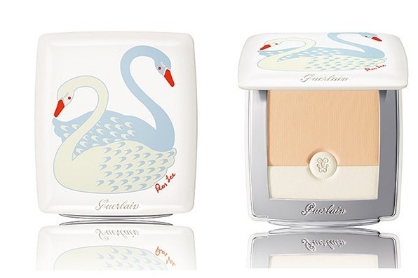 ゲラン“真珠肌を叶える”人気ファンデ「ペルル ブラン」が白鳥モチーフの限定パッケージに