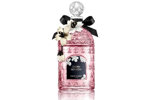 ゲラン“桜の香り”の春限定フレグランス「チェリーブロッサム」夜桜を表現したデザインボトルで