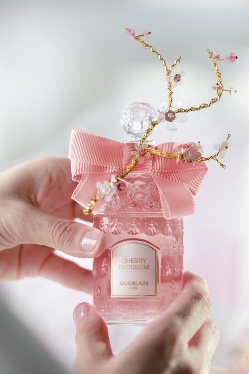 ゲラン“桜香る”23年春フレグランス「チェリーブロッサム」刺繍&ビーズで桜を表現した限定ボトルコピー ゲラン“桜香る”23年春フレグランス「チェリーブロッサム」刺繍&ビーズで桜を表現した限定ボトルコピー