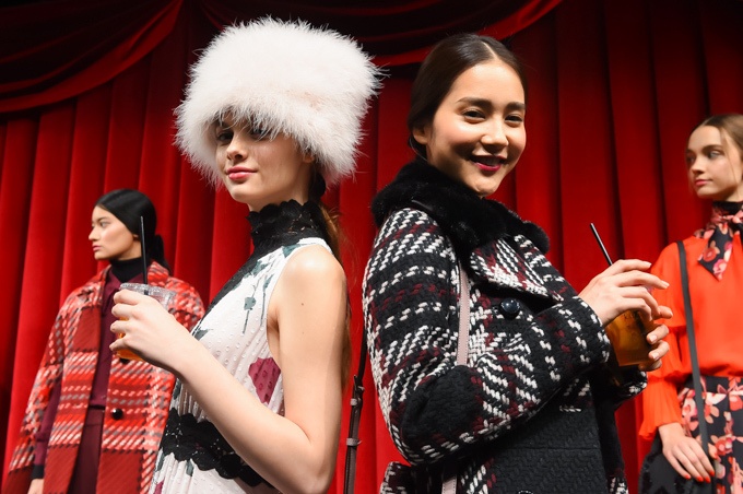 ケイト・スペード ニューヨーク16年秋は踊り子＆シンガーをモデルに、香水バッグ＆ネコシューズを提案コピー