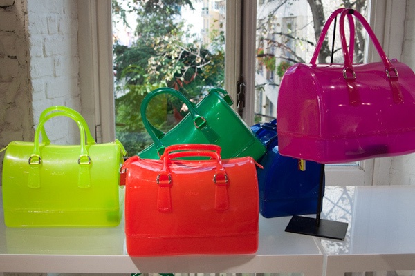 カラフル＆トロピカルなフルラ(FURLA)の最新バッグ＆シューズコレクション
