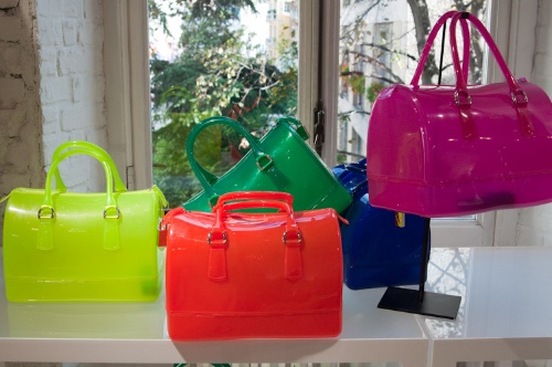カラフル＆トロピカルなフルラ(FURLA)の最新バッグ＆シューズコレクションコピー