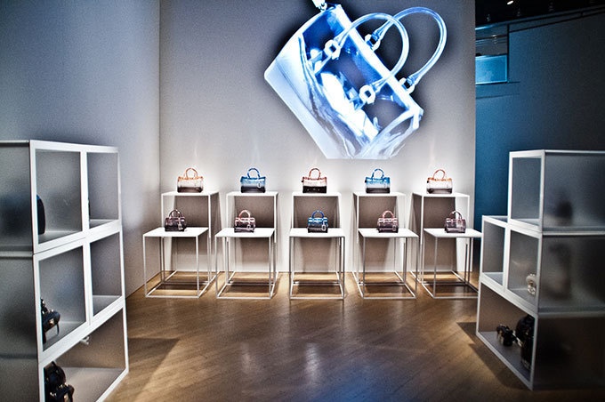 フルラ(FURLA)から、本物のシベリアンタイガーを使った迫力満点のムービーが到着コピー