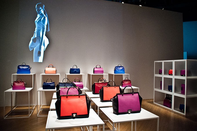 フルラ(FURLA)から、本物のシベリアンタイガーを使った迫力満点のムービーが到着コピー