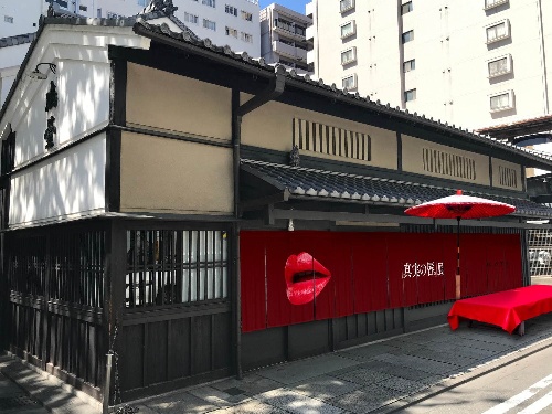 ケイト「真実の唇。」展が東京＆京都で開催、“赤”の空間で新ルージュを先行体験＆グッズプレゼントもコピー