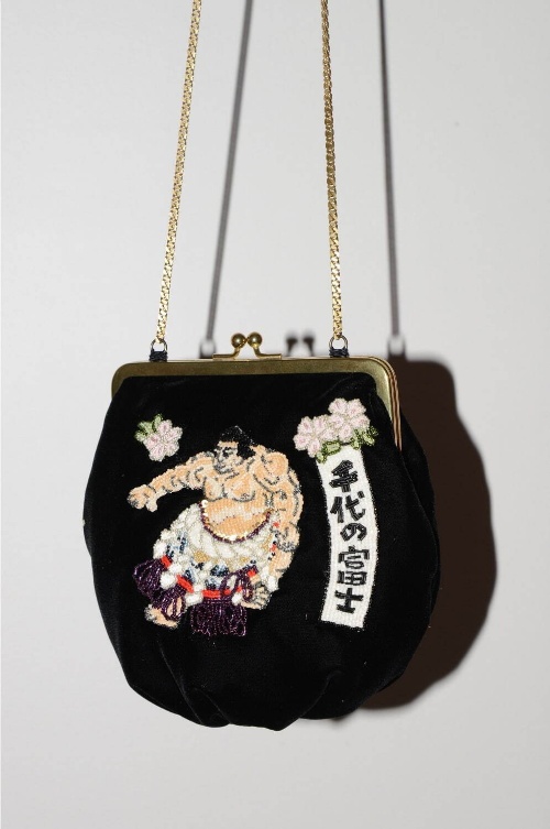 ケイタ マルヤマの“千代の富士”ビーズ刺繍入り「利休バッグ」やカシミヤ混ニット、銀座三越でコピー ケイタ マルヤマの“千代の富士”ビーズ刺繍入り「利休バッグ」やカシミヤ混ニット、銀座三越でコピー