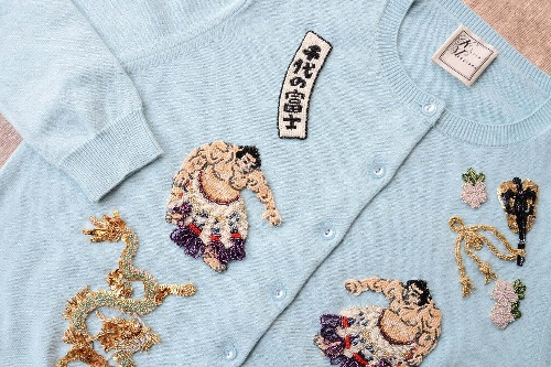 ケイタ マルヤマの“千代の富士”ビーズ刺繍入り「利休バッグ」やカシミヤ混ニット、銀座三越で