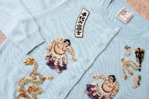 ケイタ マルヤマの“千代の富士”ビーズ刺繍入り「利休バッグ」やカシミヤ混ニット、銀座三越でコピー ケイタ マルヤマの“千代の富士”ビーズ刺繍入り「利休バッグ」やカシミヤ混ニット、銀座三越でコピー