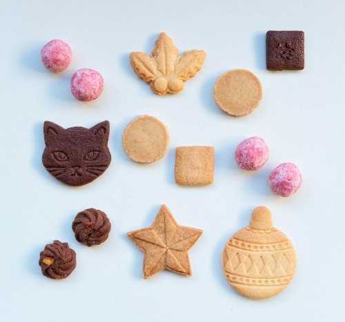ケイタ マルヤマのクリスマス限定クッキー缶、“黒猫や草花”を描いたアーカイブ柄パッケージコピー ケイタ マルヤマのクリスマス限定クッキー缶、“黒猫や草花”を描いたアーカイブ柄パッケージコピー