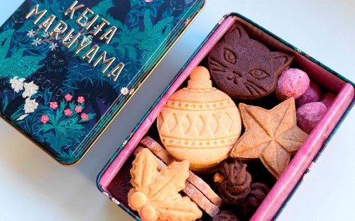 ケイタ マルヤマのクリスマス限定クッキー缶、“黒猫や草花”を描いたアーカイブ柄パッケージコピー ケイタ マルヤマのクリスマス限定クッキー缶、“黒猫や草花”を描いたアーカイブ柄パッケージコピー