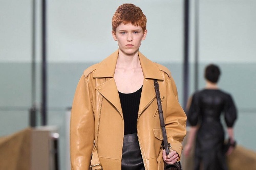 クロエ 2022-23年秋冬コレクション - 女性の力強さと気品を衣服に込めて