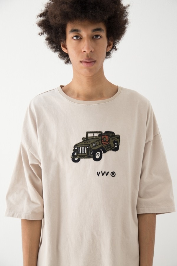 クロ×パリ発「VVV」コラボ、平和へのメッセージを描いたデニムジャケット＆グラフィックTシャツコピー