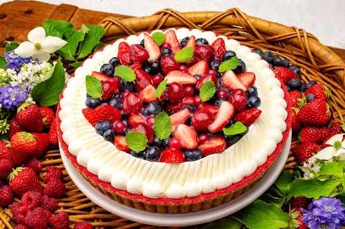 キル フェ ボン新作タルト「甘酸っぱいフルーツとチョコレートスフレのタルト」4種ベリー贅沢使用