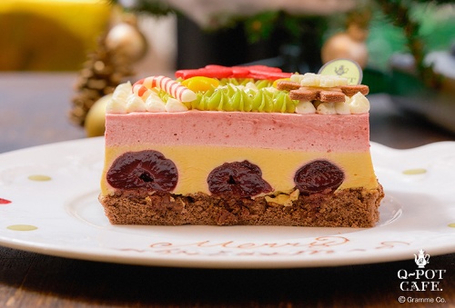 Q-pot CAFE.のクリスマスケーキ2022、“テディベア”を飾り付けたリースケーキコピー