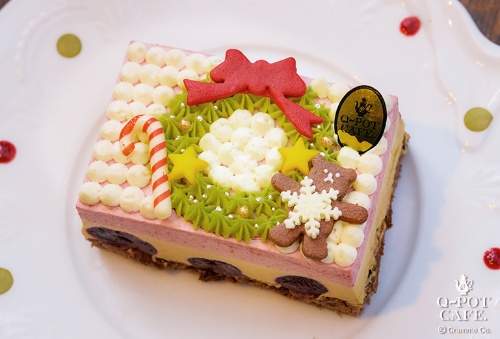 Q-pot CAFE.のクリスマスケーキ2022、“テディベア”を飾り付けたリースケーキコピー