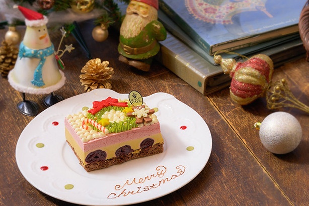 Q-pot CAFE.のクリスマスケーキ2022、“テディベア”を飾り付けたリースケーキ
