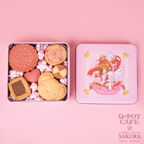 Q-pot CAFE.「カードキャプターさくら」コラボスイーツ“羽&リボン添え”パフェ、クッキー缶もコピー Q-pot CAFE.「カードキャプターさくら」コラボスイーツ“羽&リボン添え”パフェ、クッキー缶もコピー