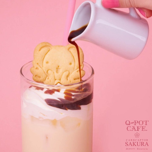 Q-pot CAFE.「カードキャプターさくら」コラボスイーツ“羽&リボン添え”パフェ、クッキー缶もコピー Q-pot CAFE.「カードキャプターさくら」コラボスイーツ“羽&リボン添え”パフェ、クッキー缶もコピー