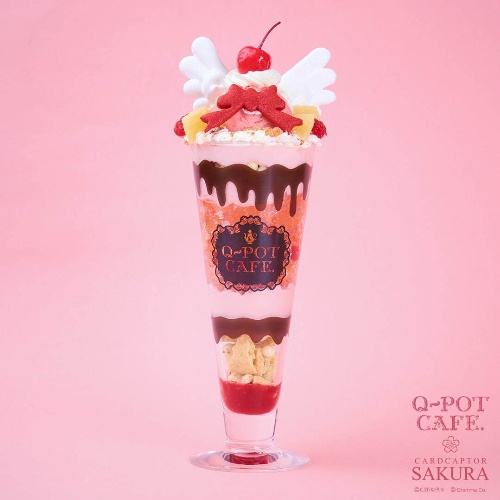 Q-pot CAFE.「カードキャプターさくら」コラボスイーツ“羽&リボン添え”パフェ、クッキー缶もコピー Q-pot CAFE.「カードキャプターさくら」コラボスイーツ“羽&リボン添え”パフェ、クッキー缶もコピー