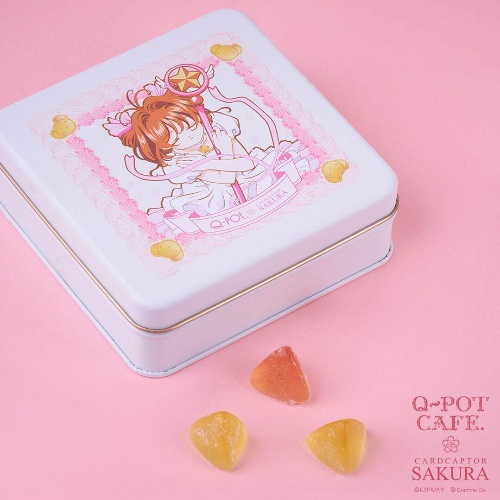 Q-pot CAFE.「カードキャプターさくら」コラボスイーツ“羽&リボン添え”パフェ、クッキー缶もコピー Q-pot CAFE.「カードキャプターさくら」コラボスイーツ“羽&リボン添え”パフェ、クッキー缶もコピー
