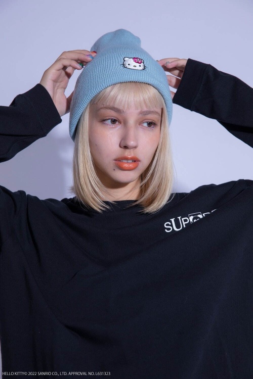 キャンディストリッパー×ハローキティ、“ふわふわ”ファー付きバッグ&“ギャル風キティ”のニットコピー キャンディストリッパー×ハローキティ、“ふわふわ”ファー付きバッグ&“ギャル風キティ”のニットコピー