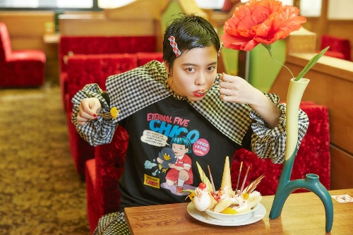 キャンディストリッパー「チコちゃんに叱られる!」とコラボ、アメコミ風Tシャツや決め台詞ソックスコピー キャンディストリッパー「チコちゃんに叱られる!」とコラボ、アメコミ風Tシャツや決め台詞ソックスコピー