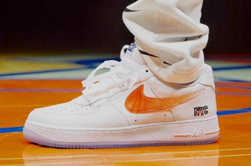 KITH×ナイキ×NBA「ニューヨーク・ニックス」グラデスウッシュの「エア フォース 1」スニーカー