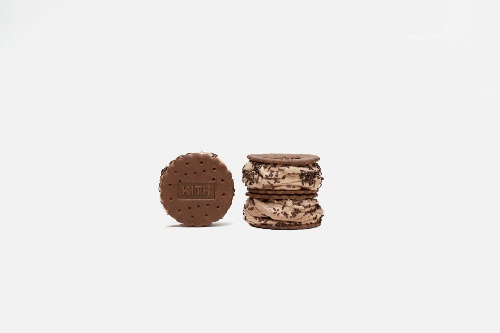 キス トリーツ“ロゴ入りクッキー×チョコバニラ×シリアル”のアイスクリームサンドウィッチコピー キス トリーツ“ロゴ入りクッキー×チョコバニラ×シリアル”のアイスクリームサンドウィッチコピー