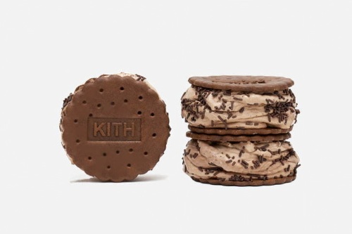 キス トリーツ“ロゴ入りクッキー×チョコバニラ×シリアル”のアイスクリームサンドウィッチ